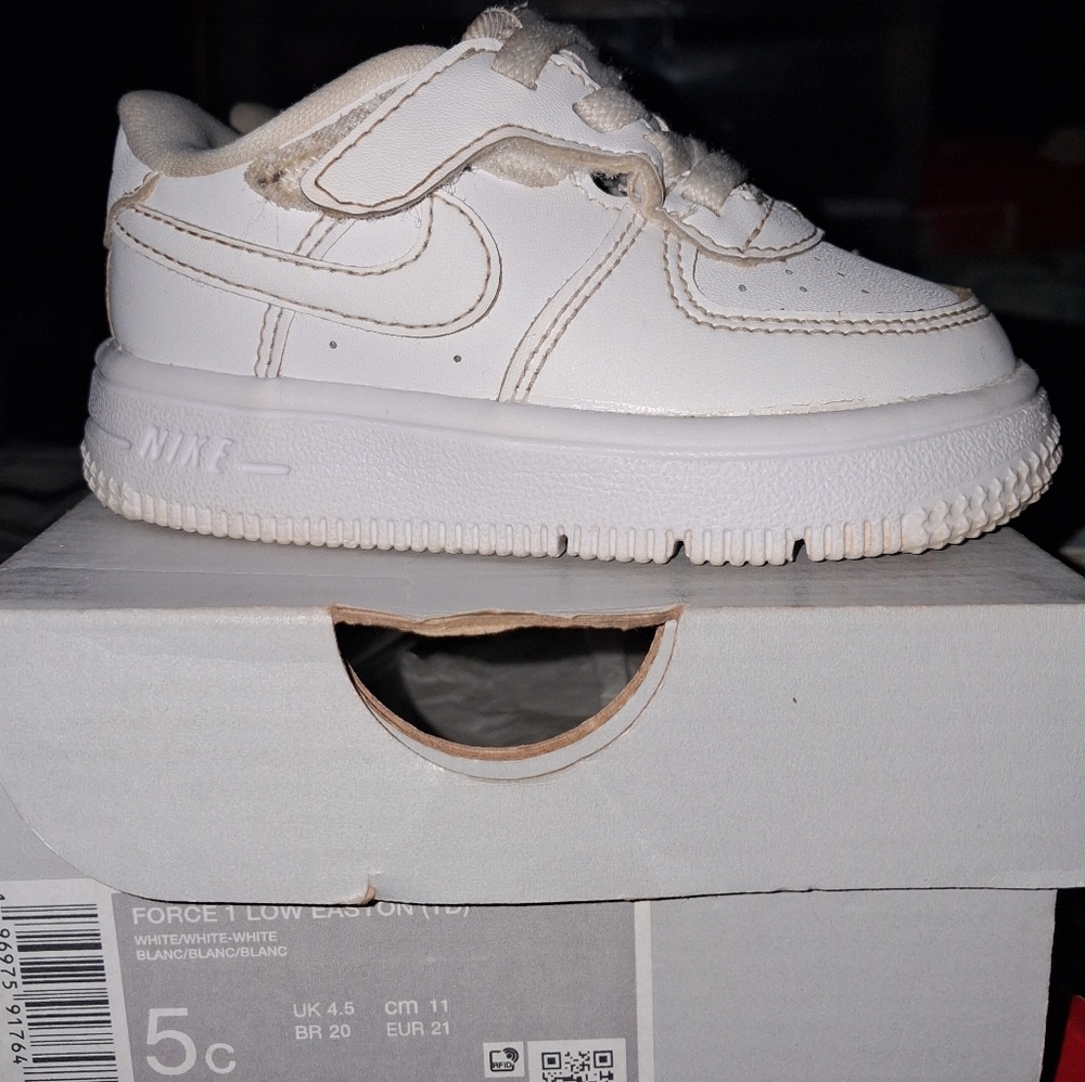 Nike Kids White Low-Top Velcro Sneaker